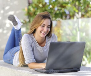 Frau surft auf Notebook 