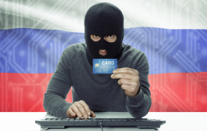 Russischer Hacker vor Flagge 
