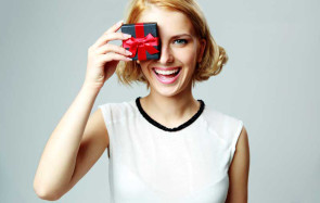 Frau mit Geschenk 