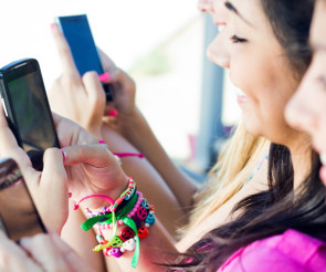 Zwei junge Frauen mit Smartphones 