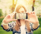 Frau macht Selfie auf dem Smartphone