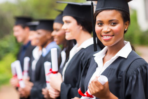 Junge Frauen nach dem Studium