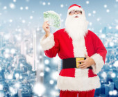 Weihnachtsmann mit Geldscheinen in der Hand