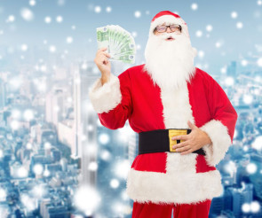 Weihnachtsmann mit Geldscheinen in der Hand 