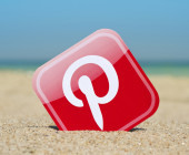 Pinterest-Logo im Sand