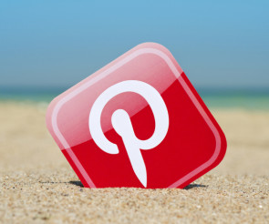 Pinterest-Logo im Sand 