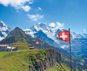 Flaggen von Österreich und Schweiz in den Alpen