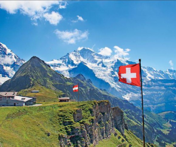 Flaggen von Österreich und Schweiz in den Alpen 