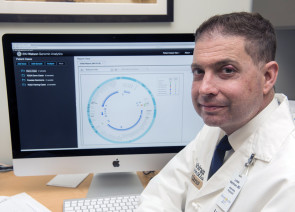 Watson in der Krebsmedizin: Lukas Wartman vom Mc­Donnell Genome Institute an der Washington University in St. Louis analysiert Genome mit IBMs Watson Genomic Analytics.