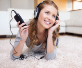 Frau hört mit Köpfhörer Musik