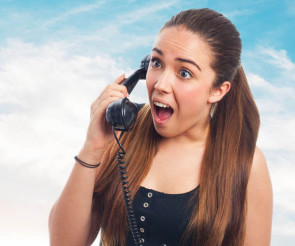 Frau am telefon 