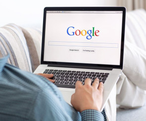 Laptop mit Google auf Sofa 