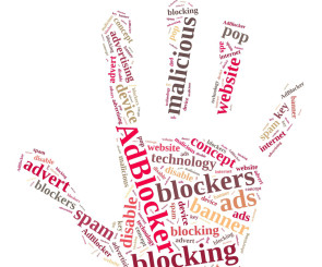 Hand mit Adblocker-Schriftzeichen 