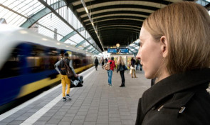 Lärm auf Bahnsteig