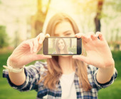 Frau macht ein Selfie