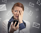 Frau hat Angst vor Mails