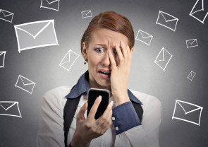 Frau hat Angst vor Mails 