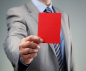 Mann hält rote Karte