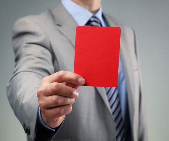 Mann hält rote Karte 