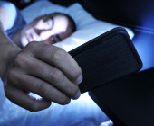 Smartphone im Bett