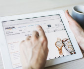 Hand surft auf Amazon-Tablet