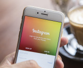 Hand hält Smartphone mit Instagram