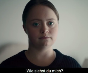 Mädchen mit Down-Syndrom 