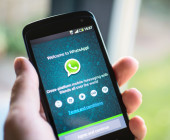 WhatsApp als App geöffnet auf Smartphone in der Hand