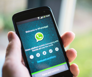 WhatsApp als App geöffnet auf Smartphone in der Hand 