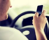 Autofahrer mit Smartphone