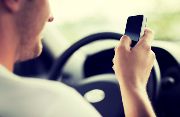 Autofahrer mit Smartphone 