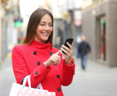 Frau-shoppt-auf-dem-Handy