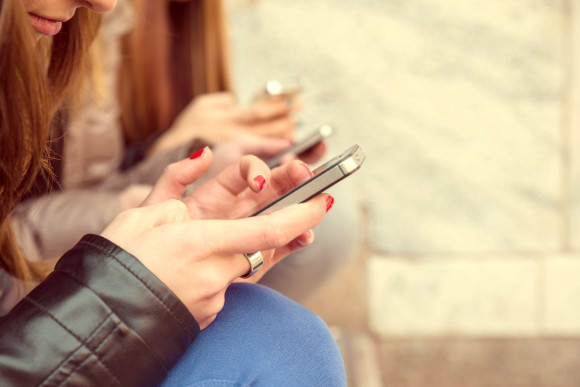 Frau mit Smartphone 