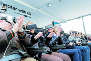 Publikum fährt virtuell Achterbahn im 4D-Theater von Samsung