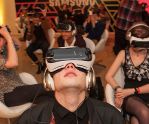 Mann mit VR-Brille schaut in die Luft 