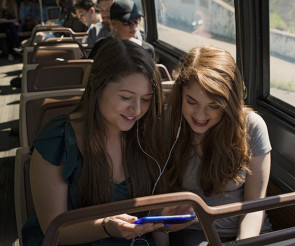 Zwei Frauen im Bus 