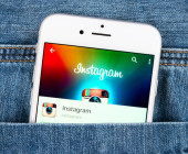 Instagram App auf Handy in der Hosentasche