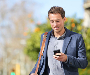 mann schaut auf smartphone 