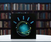 IBM Watson vor Bücherwand