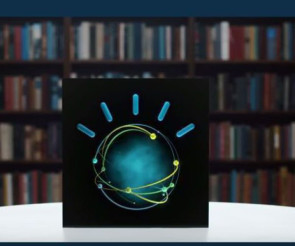IBM Watson vor Bücherwand 