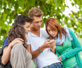 Teenager schauen auf ein Smartphone