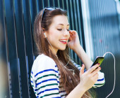 Frau hört Musik mit dem Smartphone