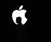 Apple Logo mit Mann im Vordergrund