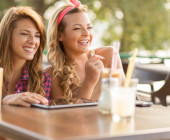 Frauen surfen im Cafe