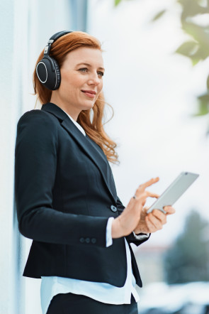 Frau mit Sennheiser