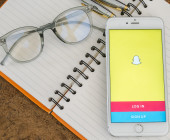 Snapchat auf Tisch mit Brille