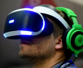 Mann trägt VR-Brille