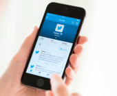 Hand mit Twitter handy