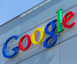 Google Logo an einer Hauswand 