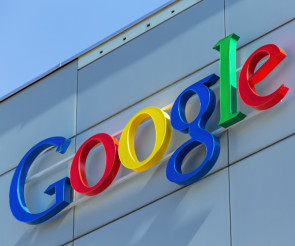 Google Logo an einer Hauswand 
